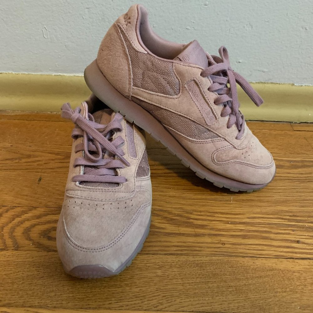 Women's Reebox tennis shoe